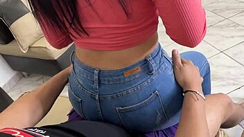 Mi madrastra tomó el control y se sentó en mis piernas para jugar videojuegos! 😂