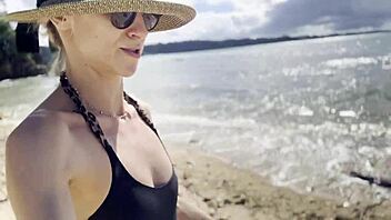 かわいいアジアンが自然な太平洋ビーチを掃除するSFWスタイル見たことある？