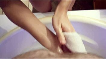 Obsedena sem s Coco Vandi, ki pomaga ranjenemu pastorku pri kopanju