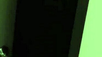 Kylies værelseskammerat letter arbejdsstress med våd fisseknep