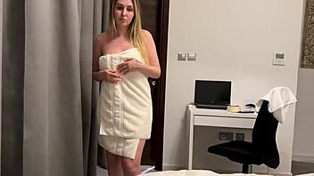 Пасынок сгибает мачеху и трахает ее жестко по-собачьи перед свиданием. Сырое домашнее действие с большой грудью!