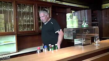 Sabine mit großen Titten und geilem Arsch sagt: Lass uns ficken mit Reinhard barsch