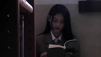 Exploring the melody of ditto from newjeans side a in a casual storytelling way