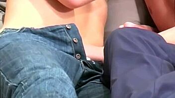 Aku ada gambar lelaki gay kecil 18+ bercinta daddy kongkek depan kamera