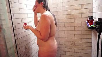 Sexy Italian Milf Vicki Masturbates?