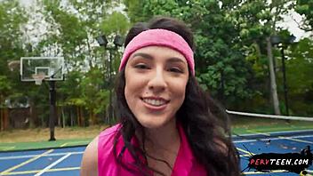 Stiekeme seks tijdens tenniswedstrijd wordt wild. Brunette spuit onder haar rok.