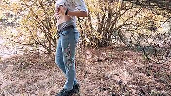 Močenie vonku v riskantnej lesnej toalete s chlpatým zvratom