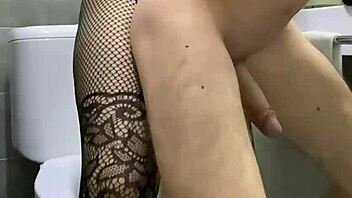 Fodi Meu Marido no Banheiro e Lambeu o Cu Dele de Lingerie