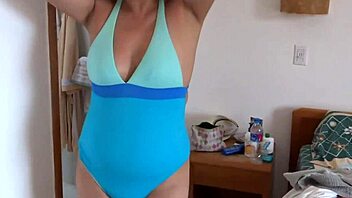 Krásná 59letá Latina, chceš vidět, jak se předvádím v bikinách na pláži?