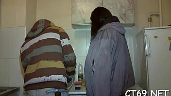 Kan stora rumpan brunetten hantera uppvärmningen av de där kukarna i sovrummet?