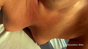 Μαλλιαρή MILF χτυπιέται σκληρά στην ελληνική παραλία σε τρελή ομαδική δράση. Εξωτερικά κρεμαστά παντού.