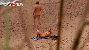 Oudere kerel neukt hete milf op het strand