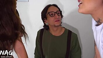 Twee bratties domineren nerd in hardcore plezier