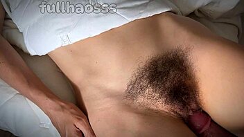 Большой член трет трусики, кончает на мокрую волосатую пизду