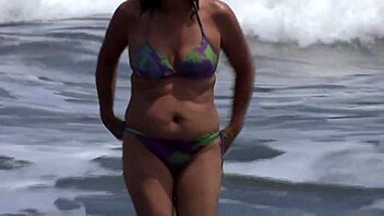 לטינה יפה בת 59, רוצה לראות אותי מתהדרת בביקיני בחוף?