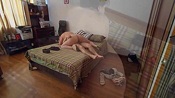 Andrea madura de leche en los senos se folla a este jovencito universitario en quito 😈