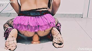 sissy ambil dildo anal dalam pantatnya