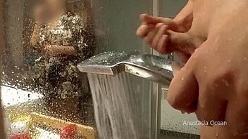 Nevlastní máma mě přistihla v koupelně při masturbaci, miluje se dívat! 😳🚿