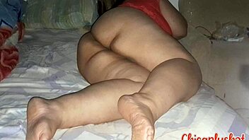 as� acostada encontr� a mi hermanastra culona me acerque a lamerle el culo y me pidi� que la follara