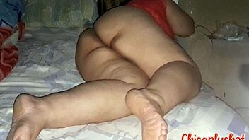 as� acostada encontr� a mi hermanastra culona me acerque a lamerle el culo y me pidi� que la follara