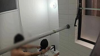 التجسس على معلمة إسبانية تنيك عشيقها في حمام ساخن