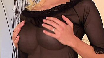 Plavolaska vtakne dildo globoko v ritko