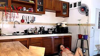 곡선미 있는 주부가 주방에서 팬티스타킹 벗고 솔로 오르가즘 해