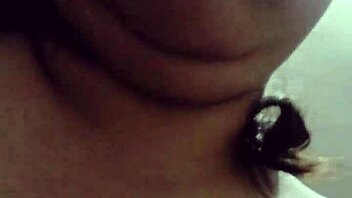 Zrela Mehičanka Aurora dela počepe v obleki