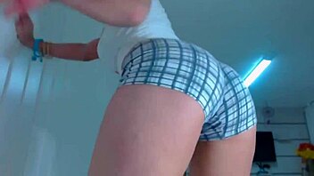 hot babe twerking hard on webcam