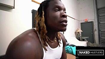 娇小坏女孩一口吞下三根黑鸡巴