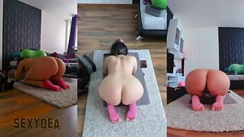 Kolla mig böja mig naken i yoga visar fet röv och rövhål!