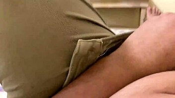 culona mamada y sentones en jeans mientras mi amigo va por las cervezas colombian