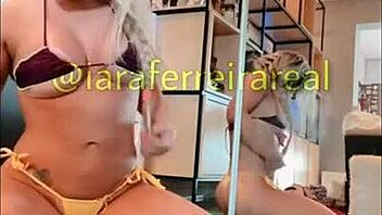 olha essa loira gostosa com peitos grandes e bunda enorme