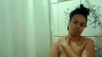 Tomando Banho Gostoso E Dedilhando Minha Bucetinha No Chuveiro!