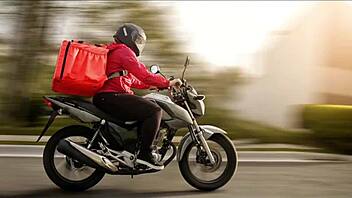 motoqueiro delivers package to couple in brazilian setting