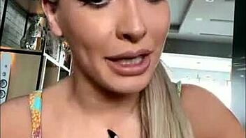 olha essa loira gostosa com peitos grandes e bunda enorme