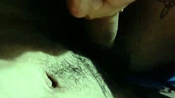 Zrela Mehičanka Aurora dela počepe v obleki