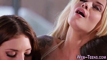 i licked dat skinny teen 18+s pussy so gud