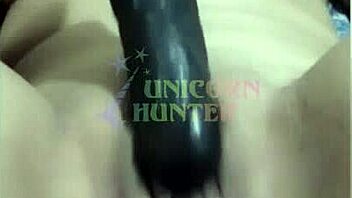 लैटिना ने बेड पर ब्लैक डिल्डो से इंटेंस मजा लिया