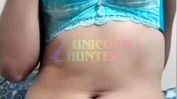 लैटिना ने बेड पर ब्लैक डिल्डो से इंटेंस मजा लिया