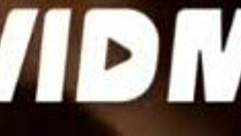 Blond skønhed deler dampende røg med elsker i hedt trip