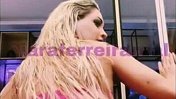 olha essa loira gostosa com peitos grandes e bunda enorme