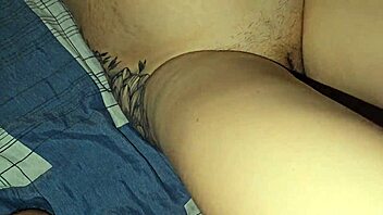 Fiica vitregă desi schimbă atingere pentru bani