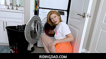 בת חורגת קטנה בת 18+ סהרה סקיי מתגרה באבא