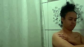 Tomando Banho Gostoso E Dedilhando Minha Bucetinha No Chuveiro!