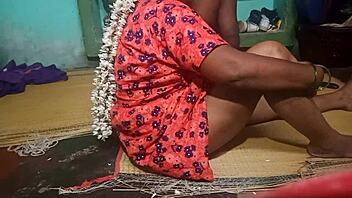 इंडियन आंटी गरम होती है स्टेप बॉयफ्रेंड के साथ हॉट बेडरूम एक्शन में