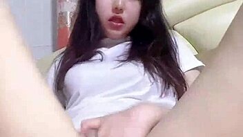 За кулисами 2025: любительница устраивает дикий сквирт в бешеной соло игре