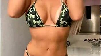 olha essa loira gostosa com peitos grandes e bunda enorme