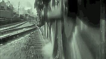 Vintage erotisk illustration ger retrocharm till het seriekonst