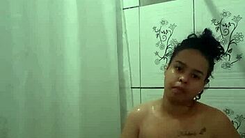 Tomando Banho Gostoso E Dedilhando Minha Bucetinha No Chuveiro!